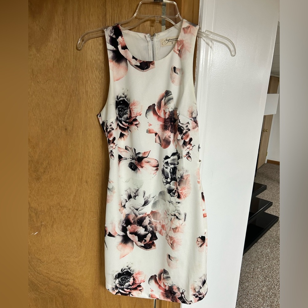 Small white and floral dress with cutouts on the back, long silver zipper
